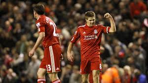 Hình ảnh giải thích vai trò của tiền vệ box-to-box trong chiến thuật bóng đá, có khả năng tham gia cả tấn công và phòng ngự trên khắp mặt sân.